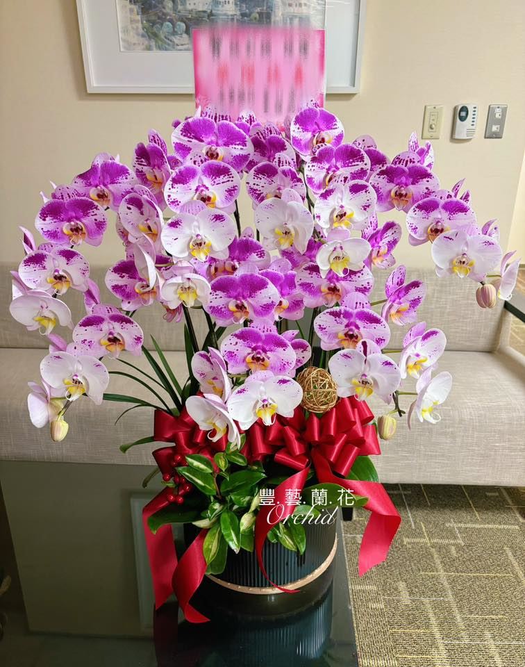 最近看到一個很厲害的花藝作品，他其實是黑色花盆跟金色水盤，兩個物件組成，一般我們都會想說，水盤要比花盆在大一些，花盆才放得進去水盤，因此花盆跟水盤之間，也會有一些空隙，但看到這個作品，我驚豔，打破思維，花藝老師特地選有點放不下的水盤，花盆跟水盤間呈現貼合，沒縫隙 看起來就像一體成形，黑+金，莊重又漂亮