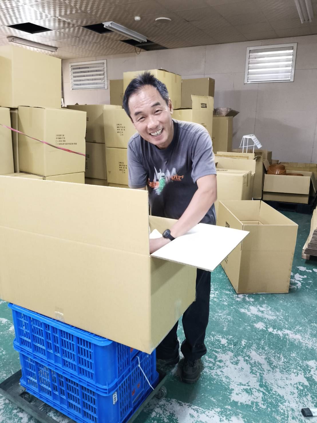 看到客戶和廠內作業員彼此流露出的滿意笑容，心裡也跟著暖暖的