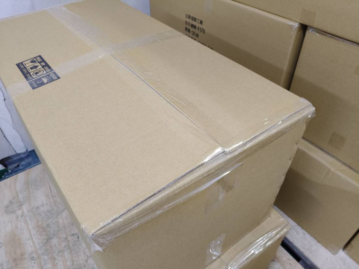 額外防護：為避免運送途中鐵管從側邊縫隙滑出，每一箱都會再 以 3 層膠帶加固。