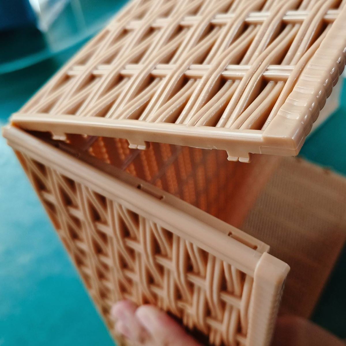 就像扣釦子那麼簡單，不用再學習怎麼摺紙箱的順序