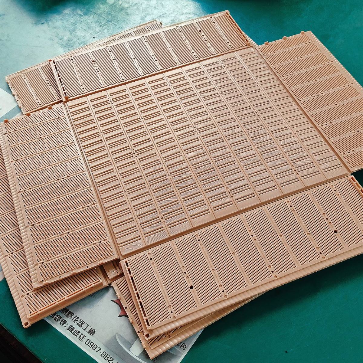 沒有扣起來，就像紙一樣攤開疊放，不太佔空間