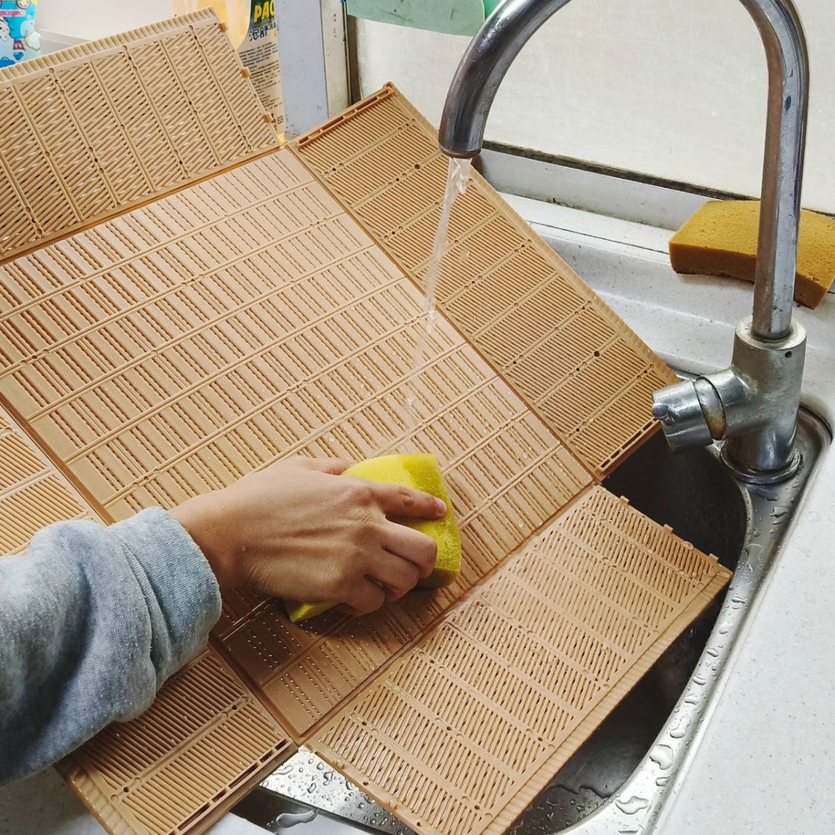 是不是常常遇到水果的汁液滲出來，塑膠水果禮盒可以直接清洗