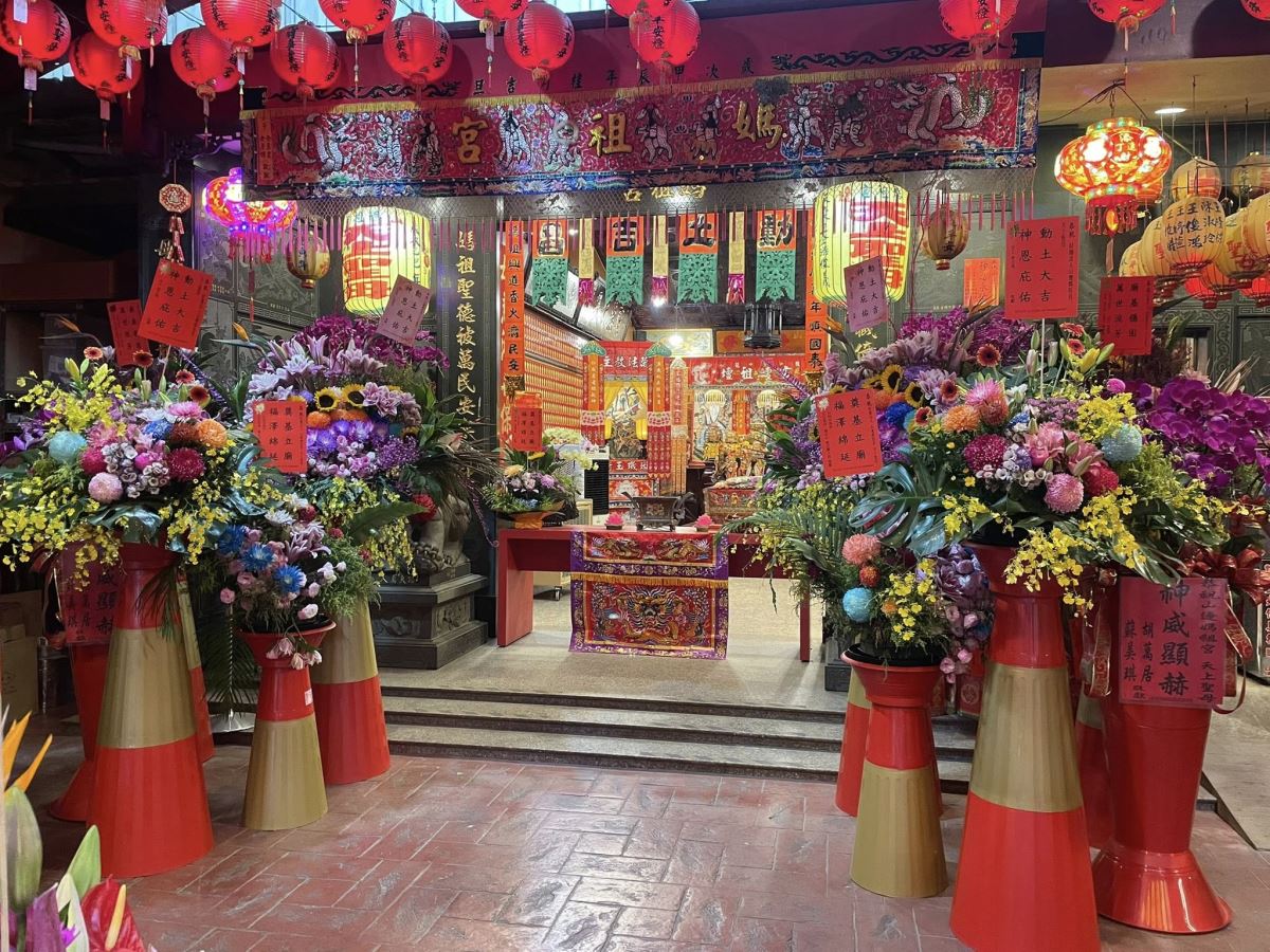 客戶設計的蘭花落地盆，搭配我們的高款塑膠落地花盆羅馬柱ACD。