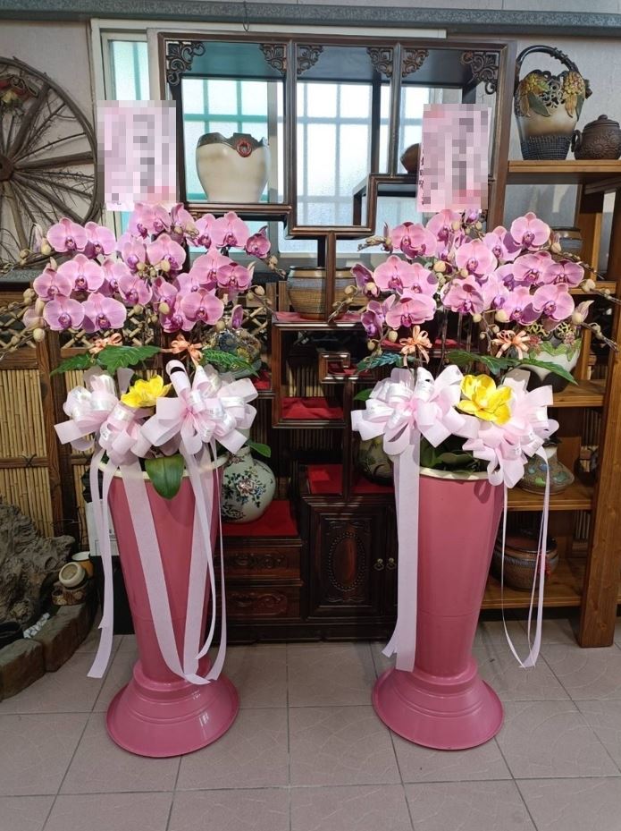 在喪禮花藝布置中，傳統上多使用白色、黑色或深色羅馬柱，但在部分現代喪禮或追思活動中，粉色羅馬柱成為表達柔和哀思與溫暖慰問的選擇。