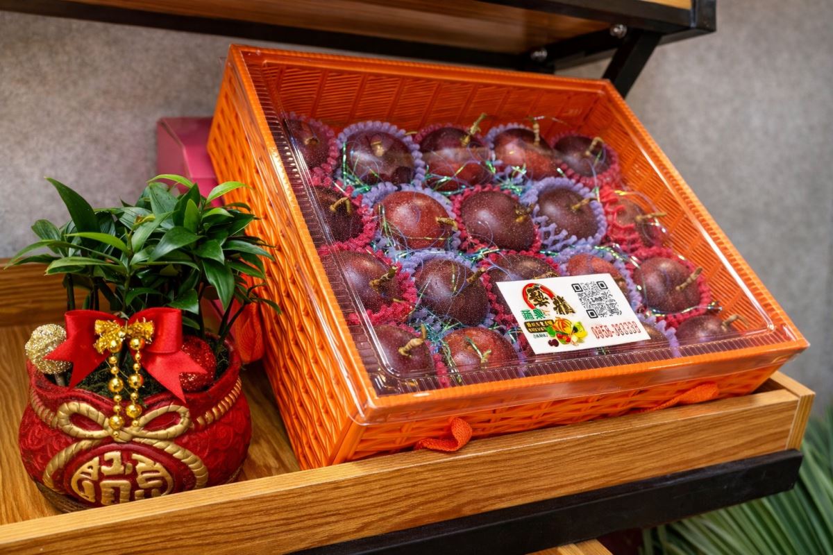 橘色仿藤編九宮格水果禮盒展示，透明上蓋設計，內裝百香果水果禮盒陳列於水果行貨架。