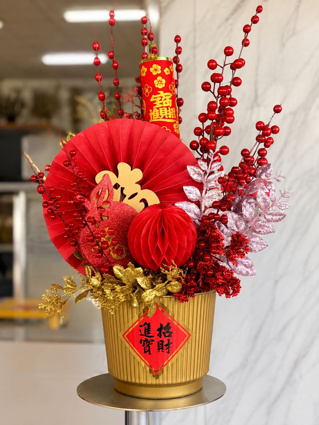 直紋塑膠花盆外型簡潔耐看，搭配雙株蝴蝶蘭組盆效果自然大方，是花店、蘭花場及花藝設計常用的花器款式，兼具美觀與實用性。