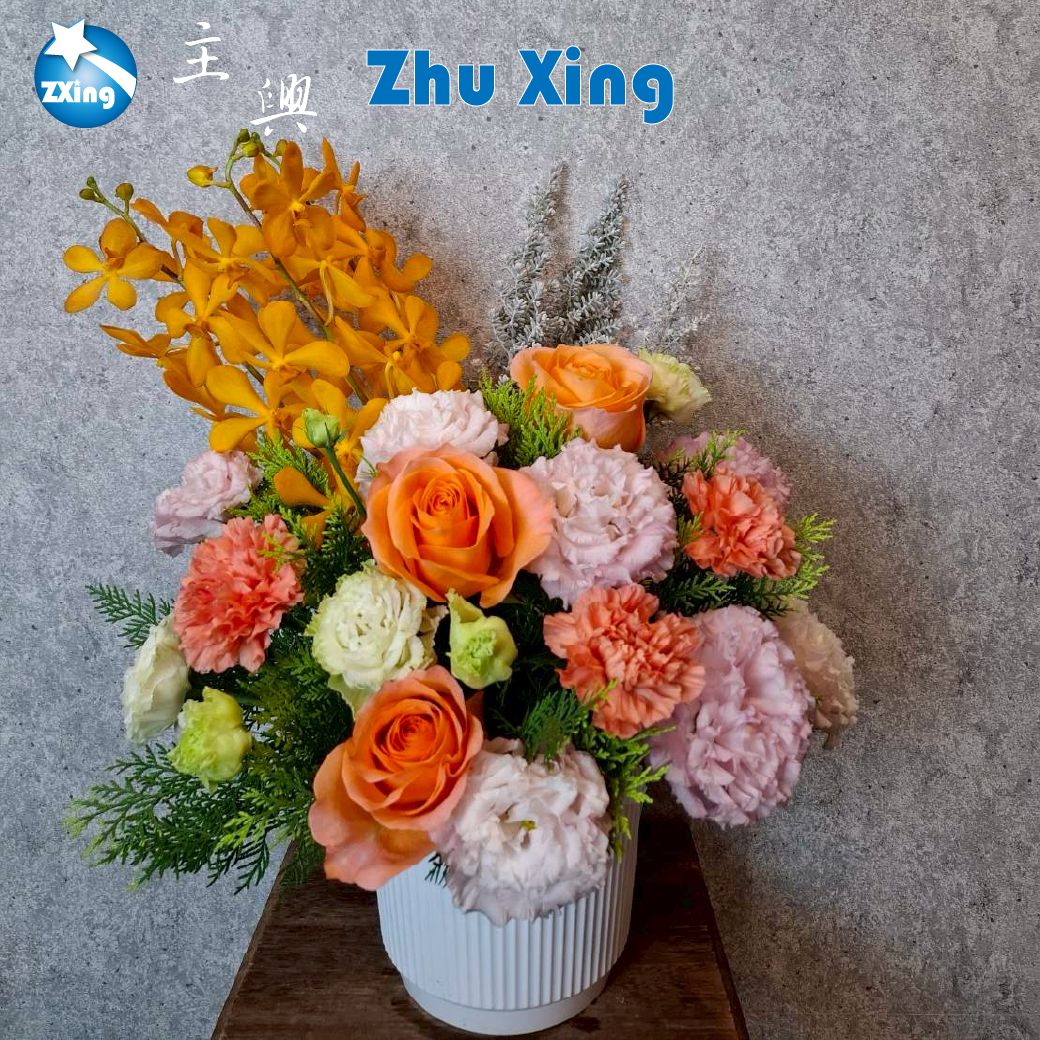 一盆好看的花，不只是花材選得好，底下那個花盆，才是也很重要。這款直紋設計花盆， 用簡單俐落的線條，把整體質感直接拉滿。 不管是橘色系、粉色系，還是開幕花禮， 怎麼插都不違和，怎麼擺都好看。