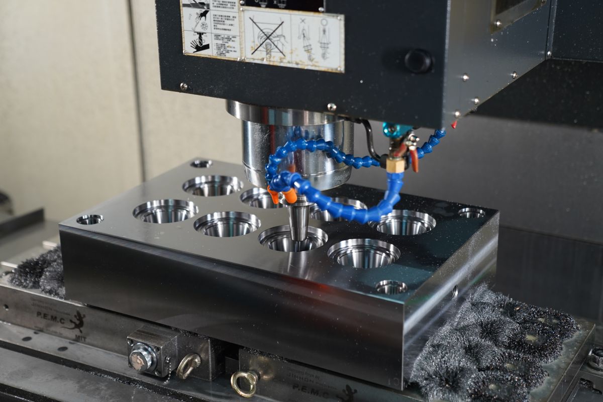 Zhu Xing mold development department and equipment