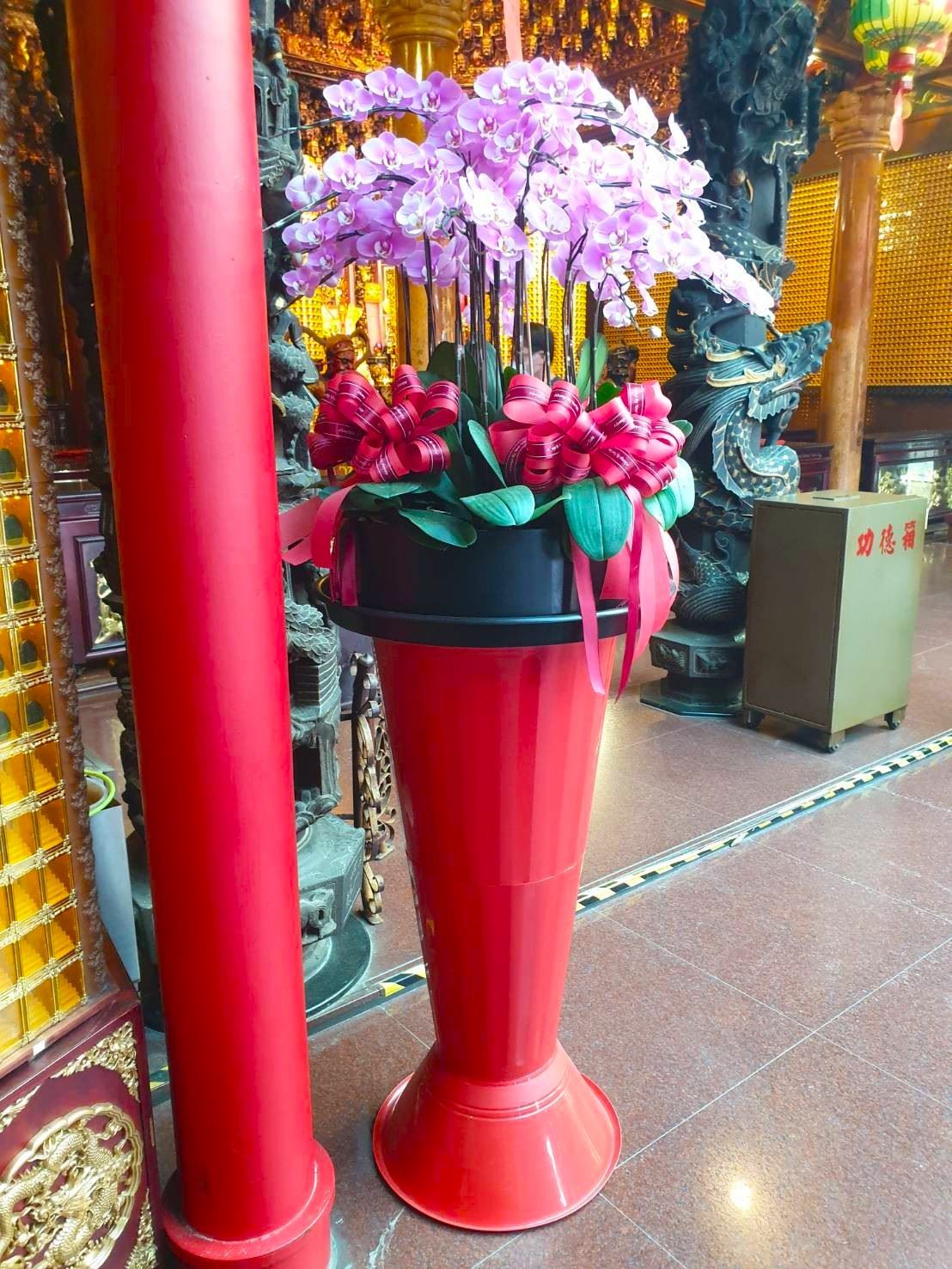 搭配 A2+C+D 羅馬柱，花盆高度 110 公分，加上花材後整體將近 200 公分，氣勢磅礡！無論是 神明祝壽，還是 獅子會會長交接，擺上一盆，現場氛圍立刻升級，整體感超級加分！