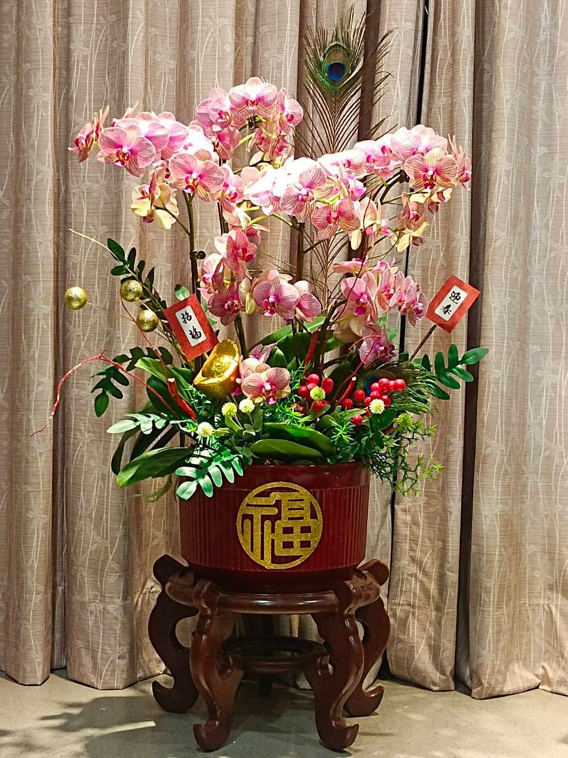 F221L 百摺五株蘭盆搭配黃色蝴蝶蘭與花藝素材，適用於開幕誌慶、榮升祝賀及商務送禮。